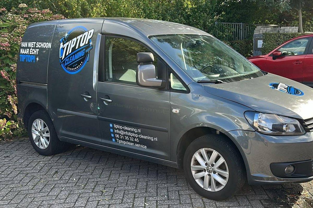 Bedrijfsbus van TipTop Cleaning met logo en contactgegevens
